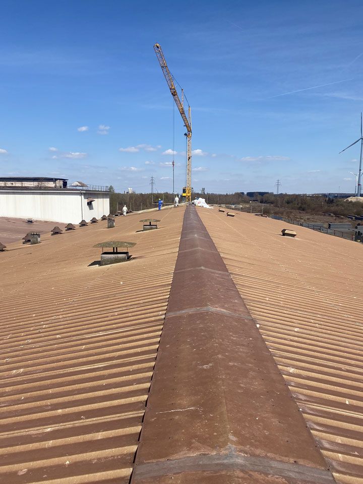 Salzgitter Stahl - AG Teilabbruch Dachsanierung / Schadstoffsanierung 7000 m² Dach-Trapezbleche, Asbestzementplatten und KMF-Dämmung 02