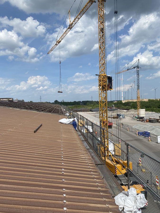 Salzgitter Stahl - AG Teilabbruch Dachsanierung / Schadstoffsanierung 7000 m² Dach-Trapezbleche, Asbestzementplatten und KMF-Dämmung